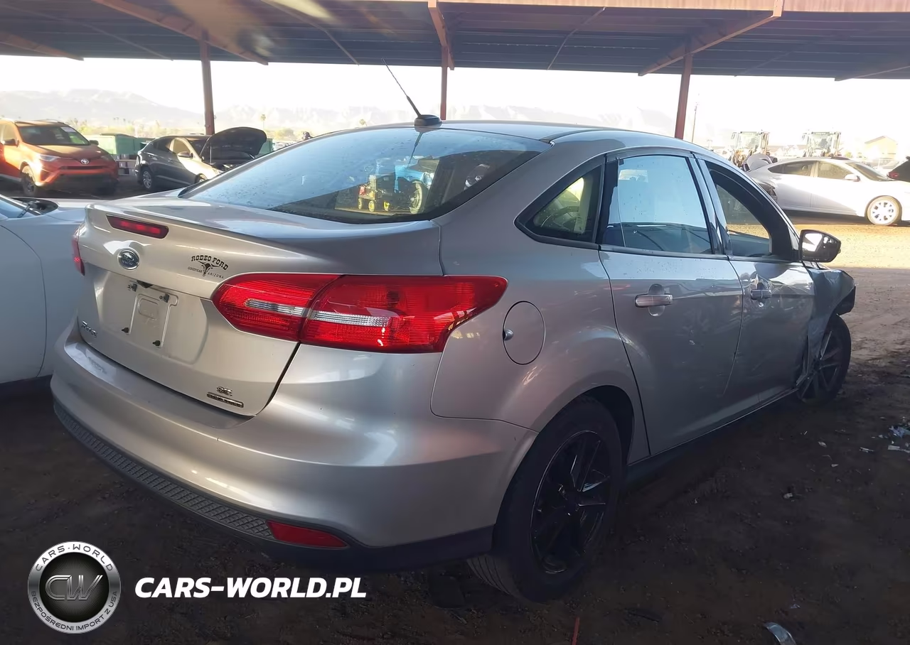 2016 Ford Focus Se VIN:1FADP3F26GL319621 - 4