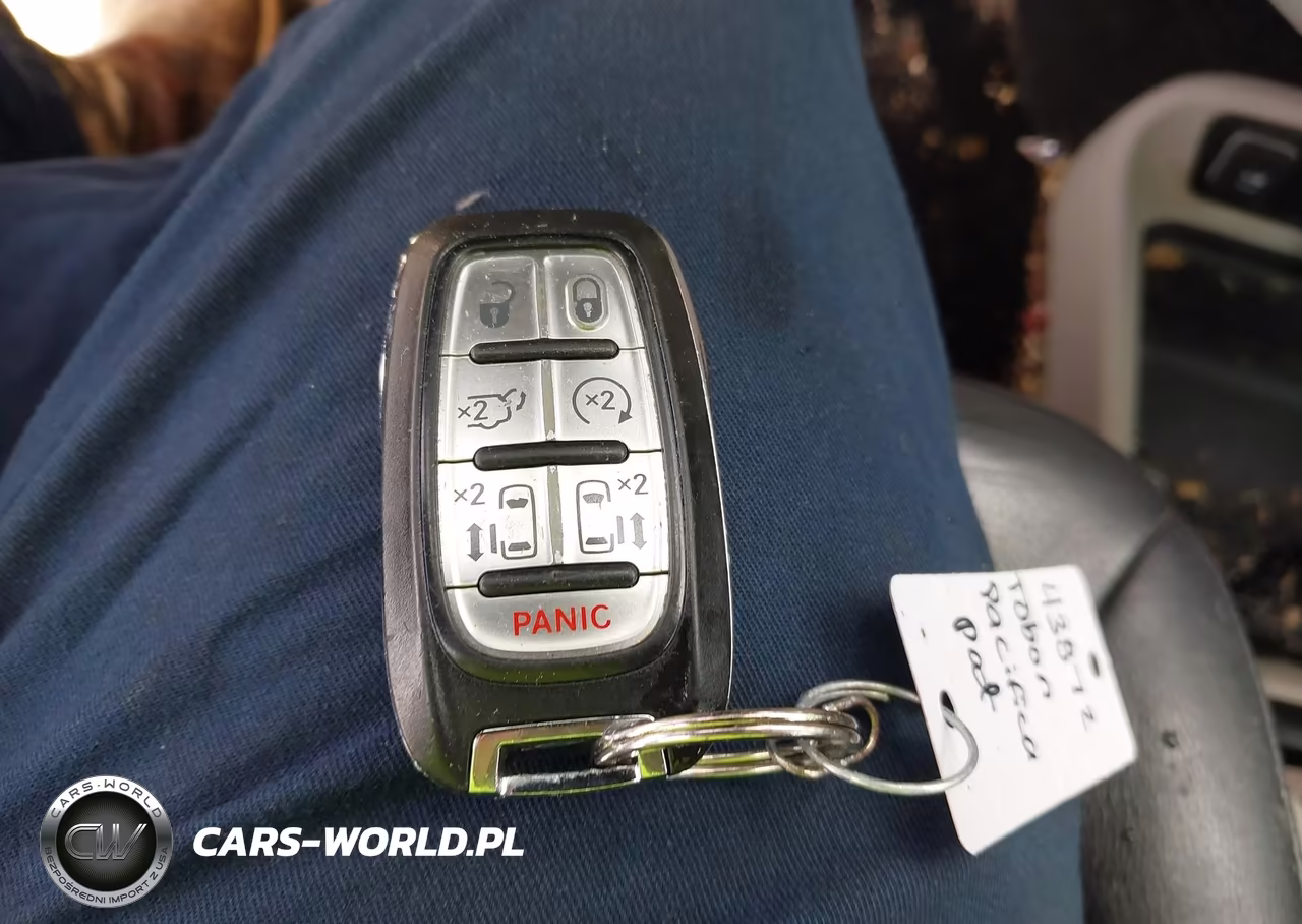 2018 Chrysler Pacifica Touring L VIN:2C4RC1BG2JR277349 - 11