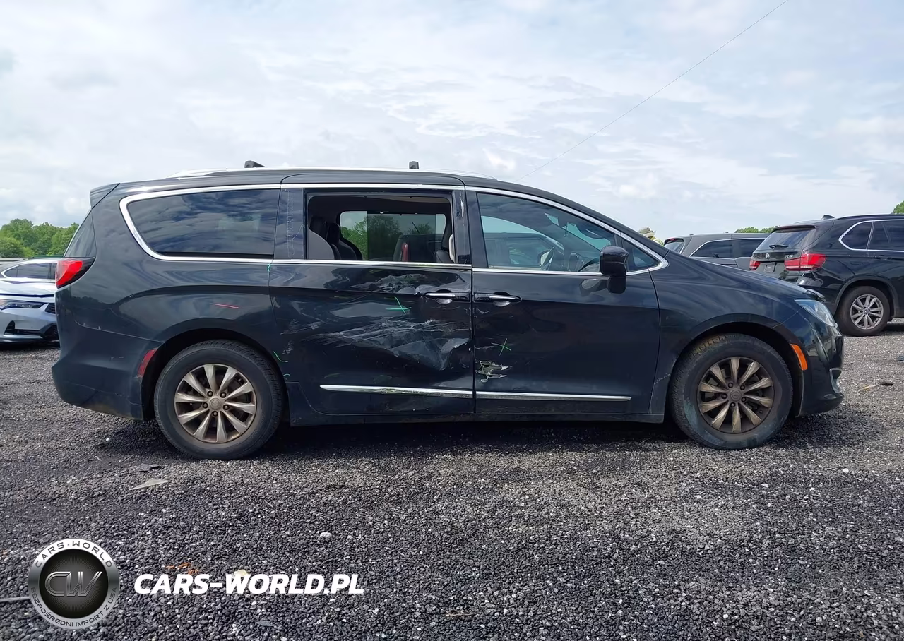 2018 Chrysler Pacifica Touring L VIN:2C4RC1BG2JR277349 - 13