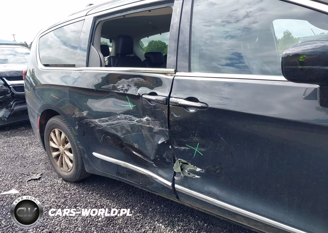 2018 Chrysler Pacifica Touring L VIN:2C4RC1BG2JR277349 - 6