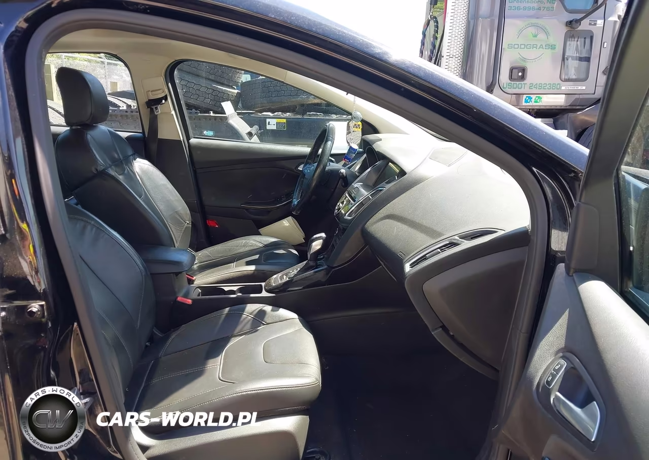 2017 Ford Focus Titanium VIN:1FADP3N2XHL288022 - 5
