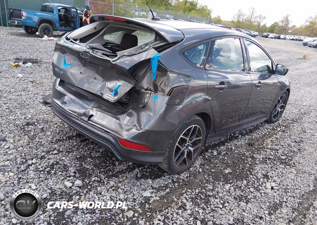 2015 Ford Focus Se VIN:1FADP3K20FL299242 - 4