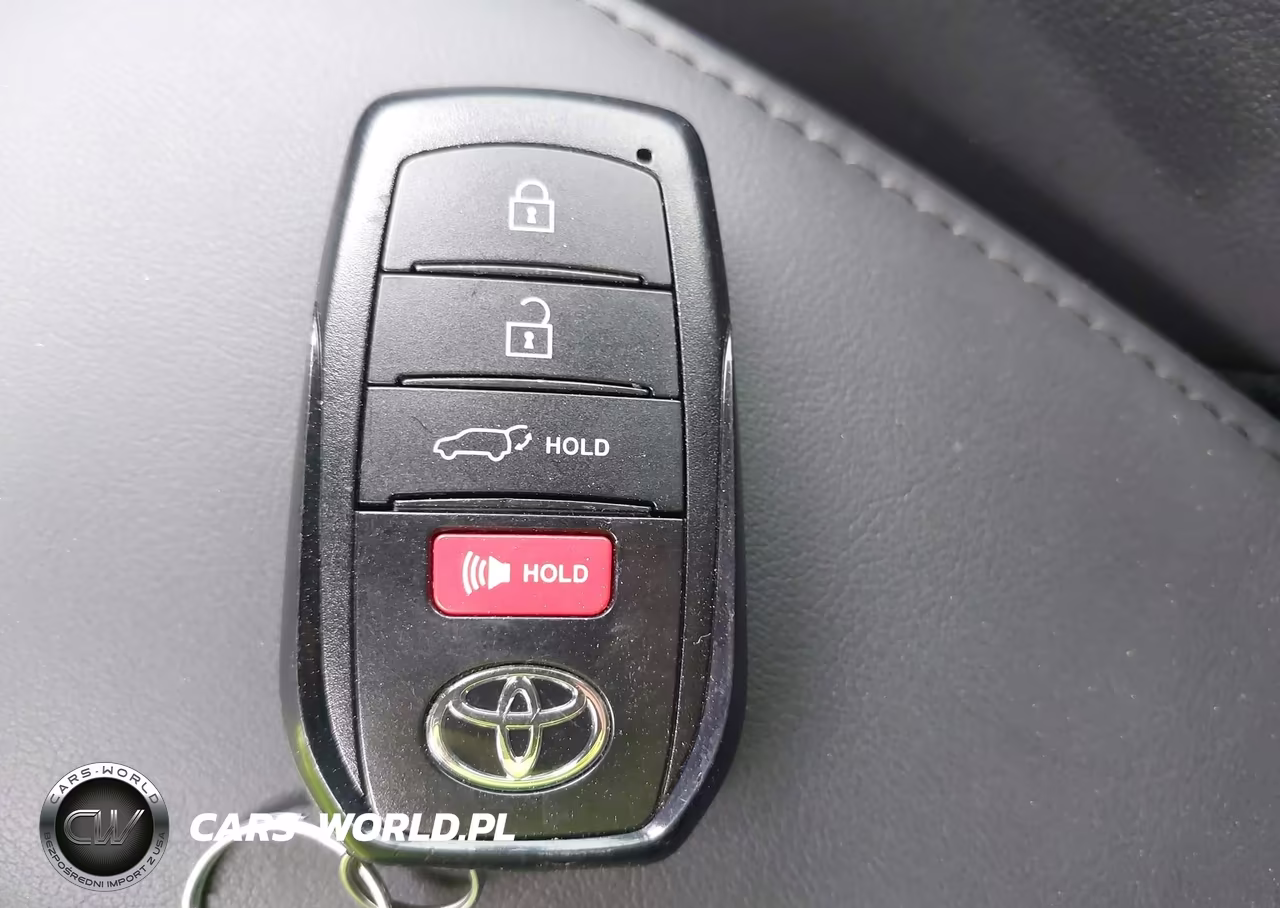 2025 Toyota Corolla Cross Hybrid Xse VIN:7MUFBABG9SV083065 - 11