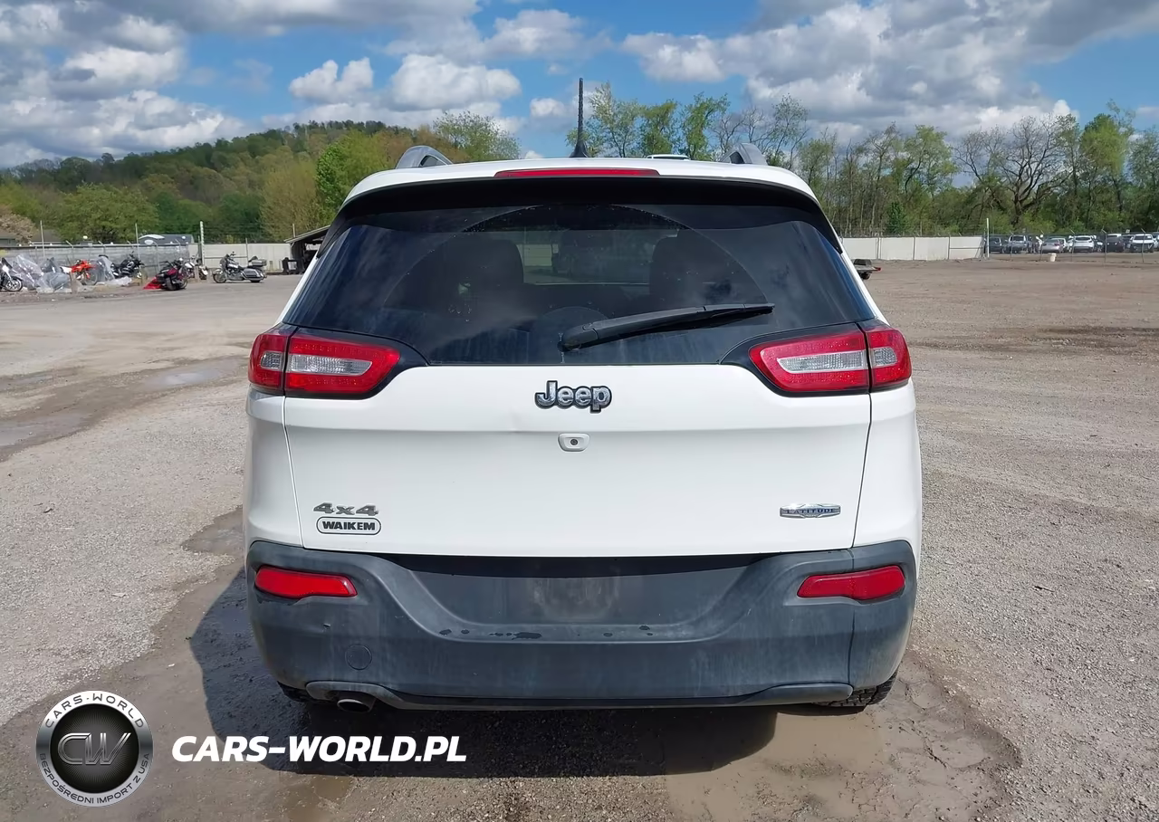 2015 Jeep Cherokee Latitude VIN:1C4PJMCB3FW679879 - 16