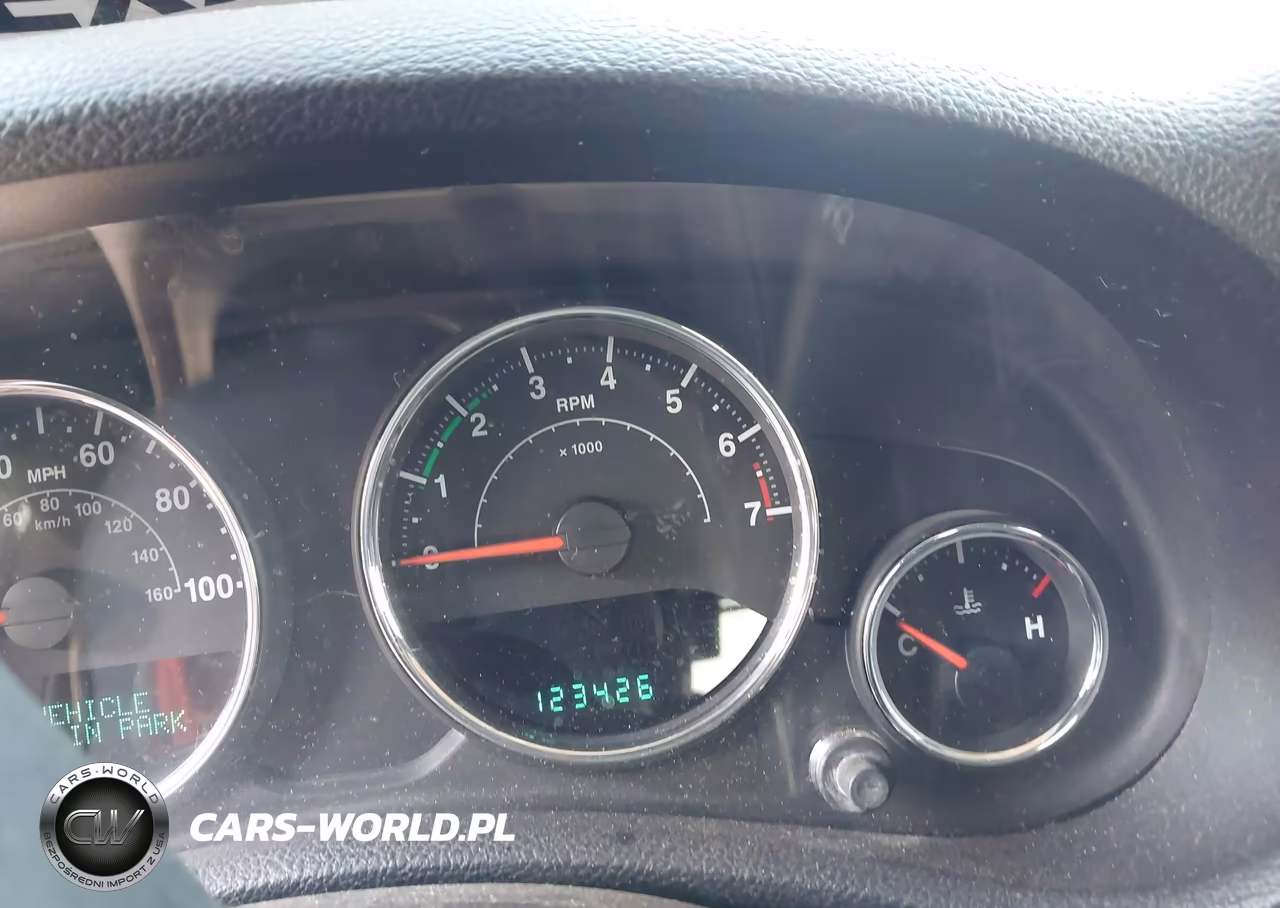 2014 Jeep Wrangler Unlimited Sahara VIN:1C4HJWEG5EL104658 - 7