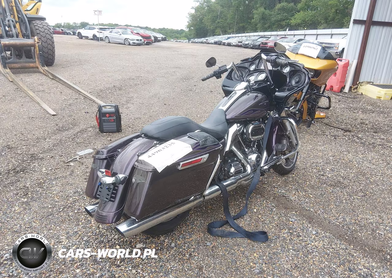 2017 Harley-Davidson Fltrxs Road Glide Special VIN:1HD1KTC12HB650449 - 4