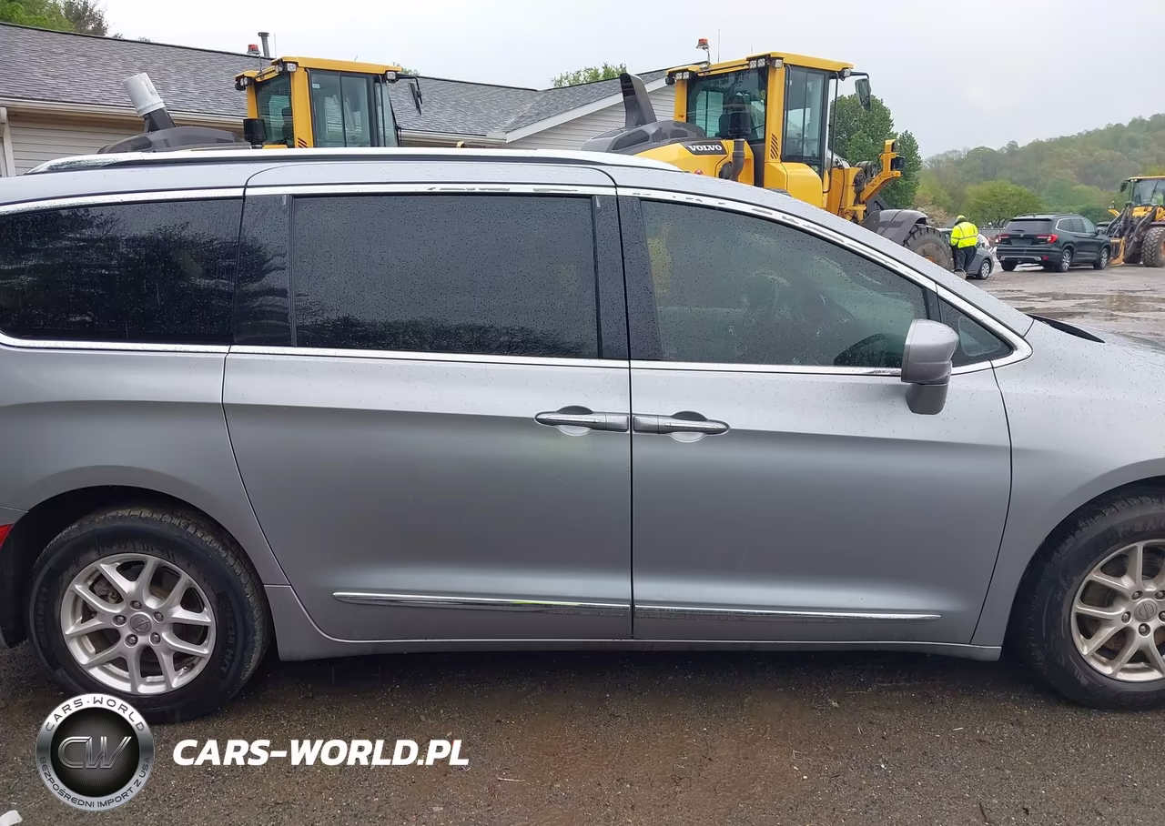 2020 Chrysler Pacifica Touring L VIN:2C4RC1BG5LR269068 - 13