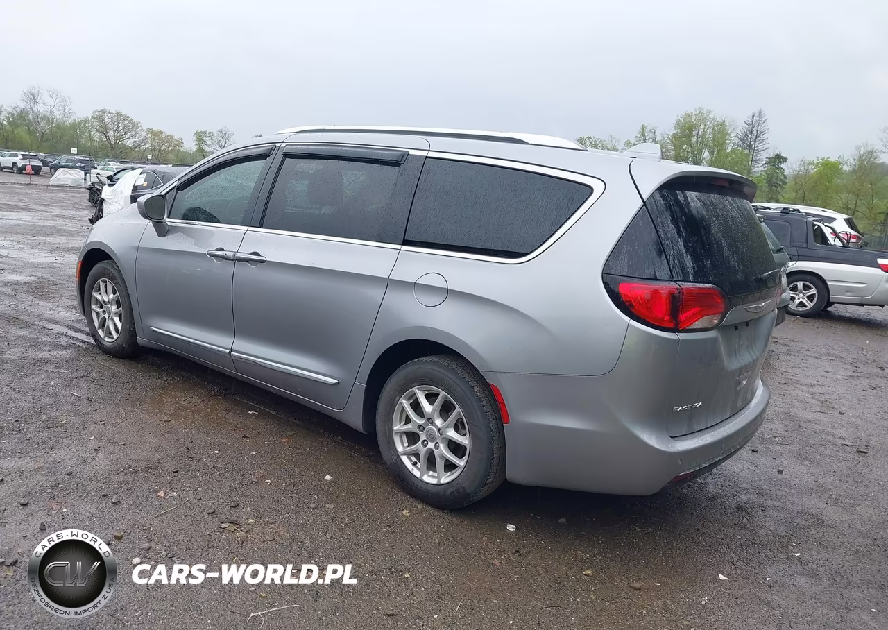 2020 Chrysler Pacifica Touring L VIN:2C4RC1BG5LR269068 - 3