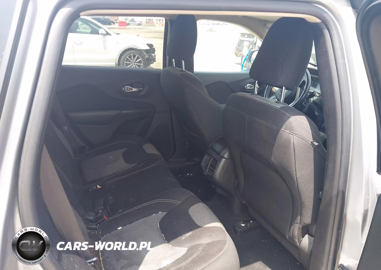 2014 Jeep Cherokee Latitude VIN:1C4PJLCSXEW105661 - 8