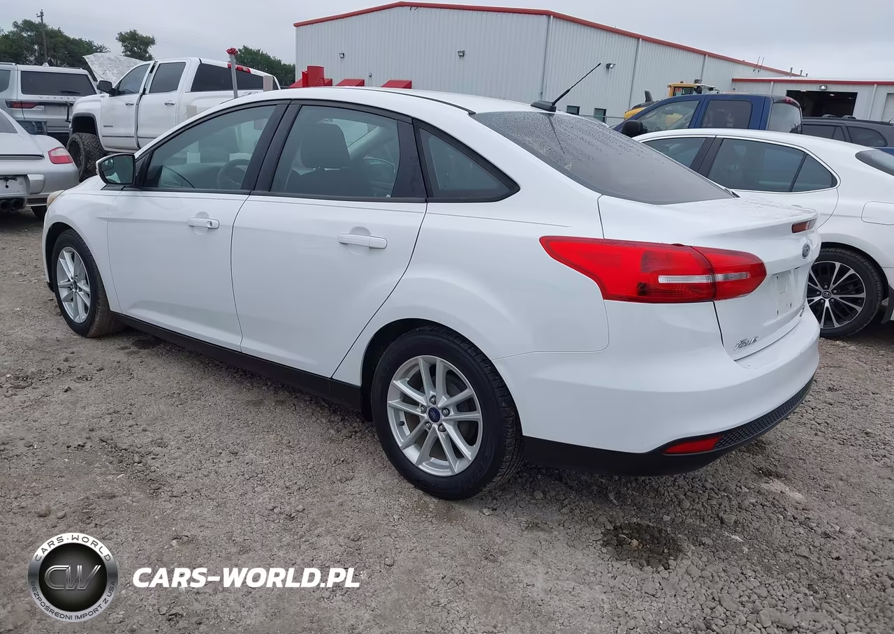 2015 Ford Focus Se VIN:1FADP3F28FL274745 - 3