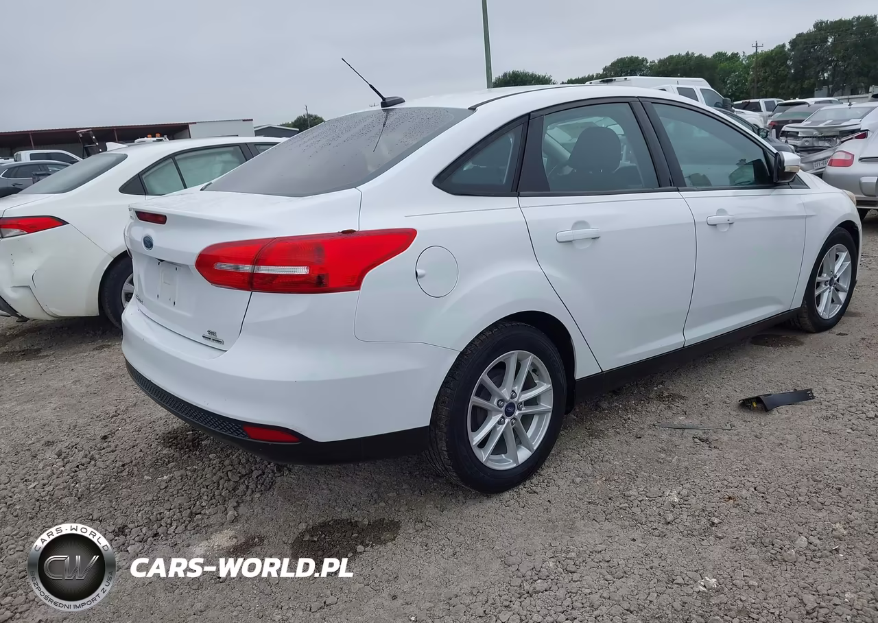 2015 Ford Focus Se VIN:1FADP3F28FL274745 - 4