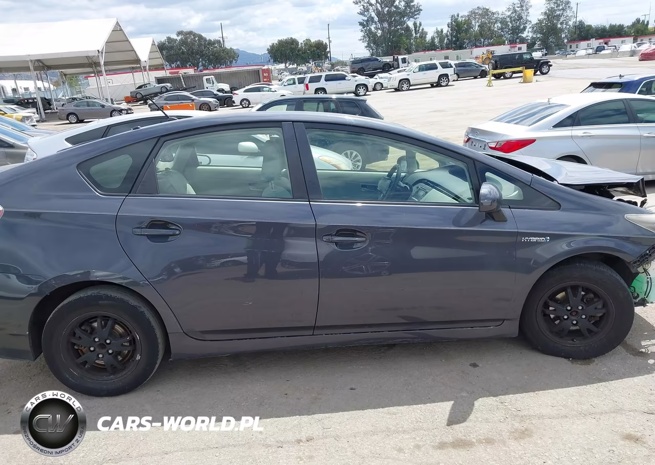 2013 Toyota Prius Two VIN:JTDKN3DU8D5665035 - 14