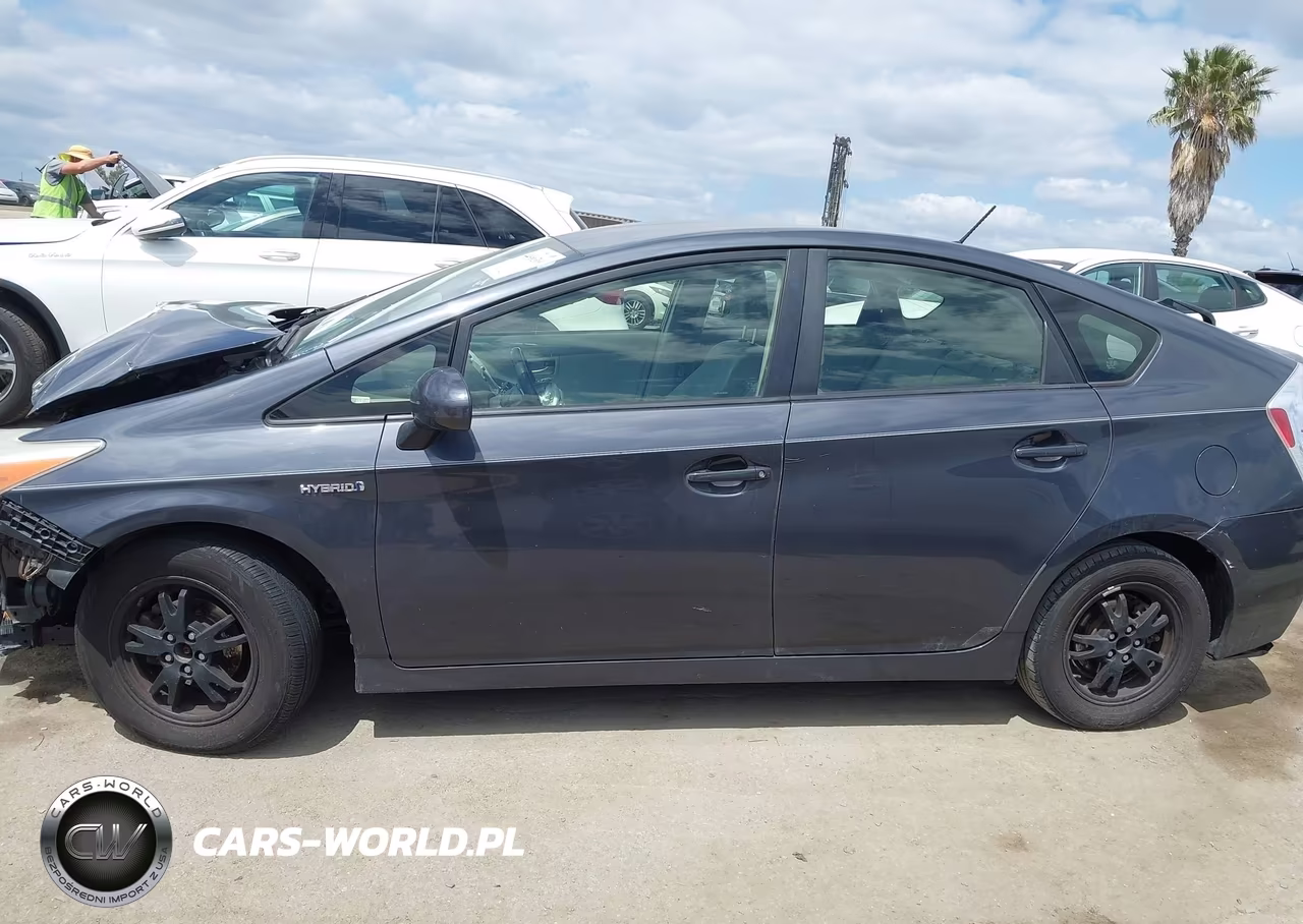 2013 Toyota Prius Two VIN:JTDKN3DU8D5665035 - 15