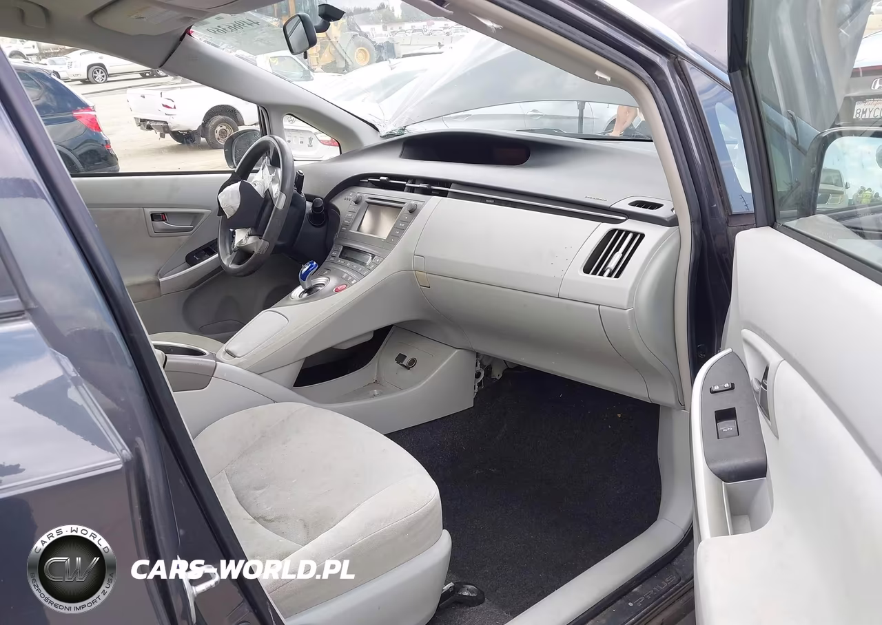 2013 Toyota Prius Two VIN:JTDKN3DU8D5665035 - 5