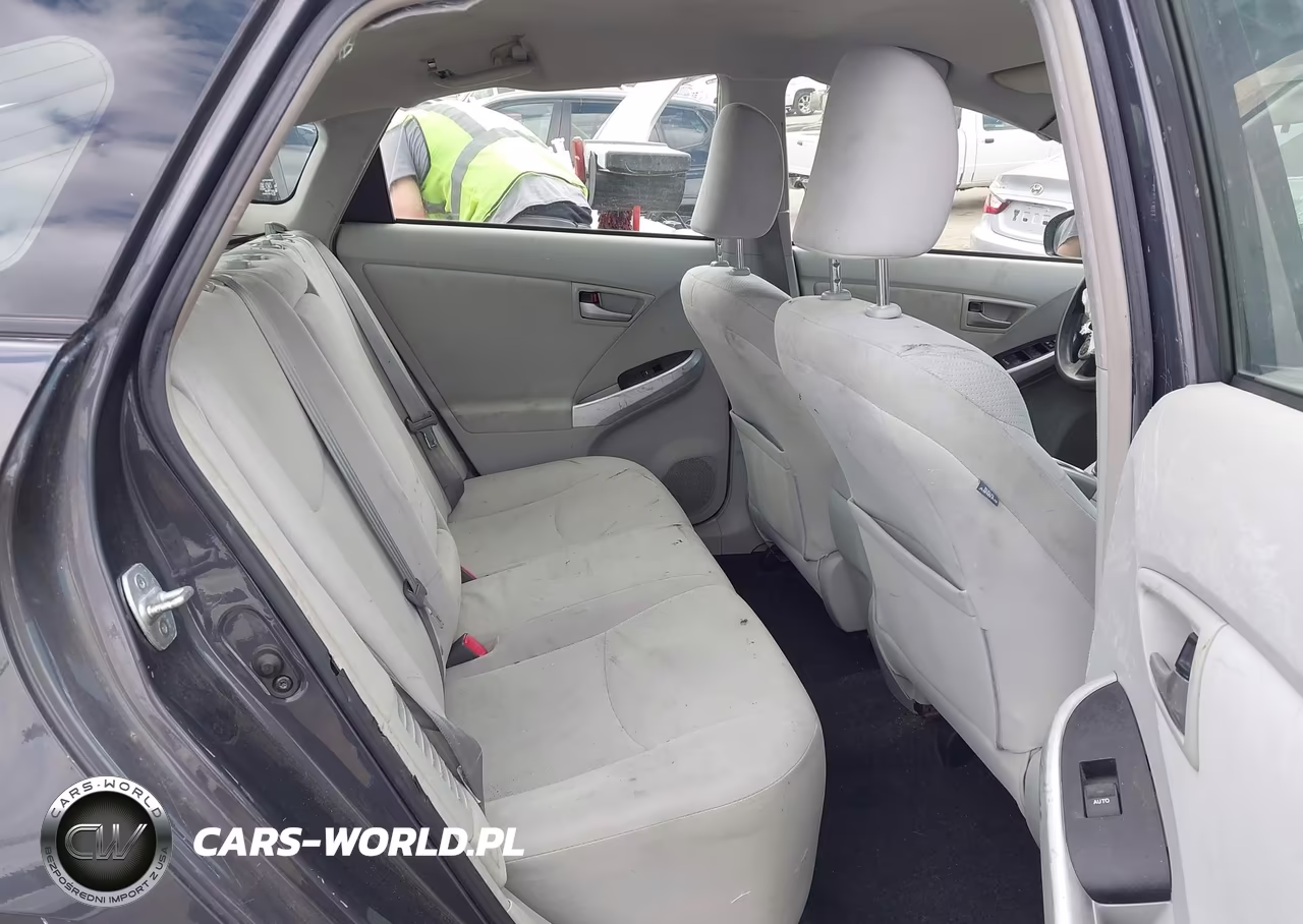 2013 Toyota Prius Two VIN:JTDKN3DU8D5665035 - 8