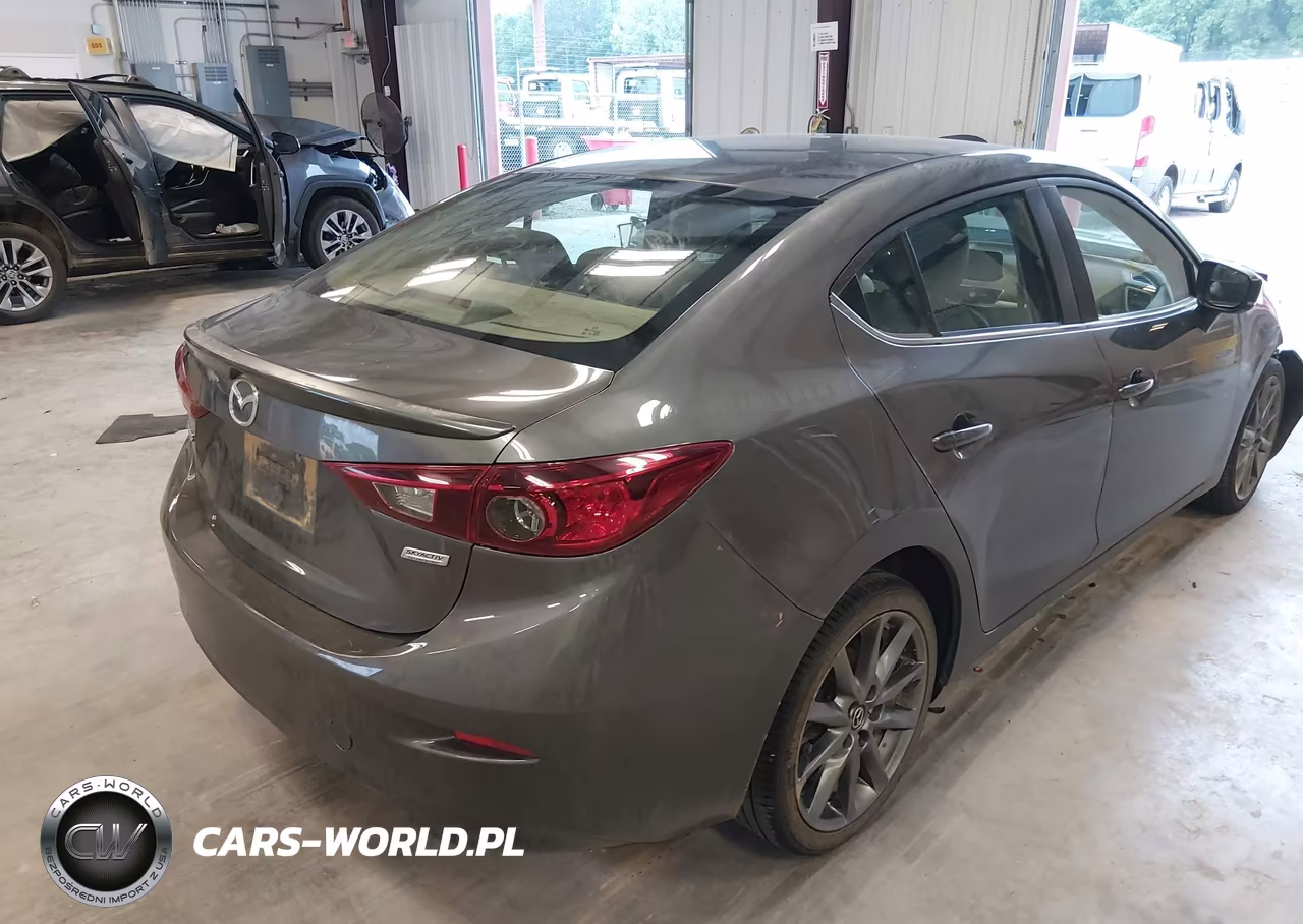 2018 Mazda Mazda3 Touring VIN:3MZBN1V3XJM192297 - 4