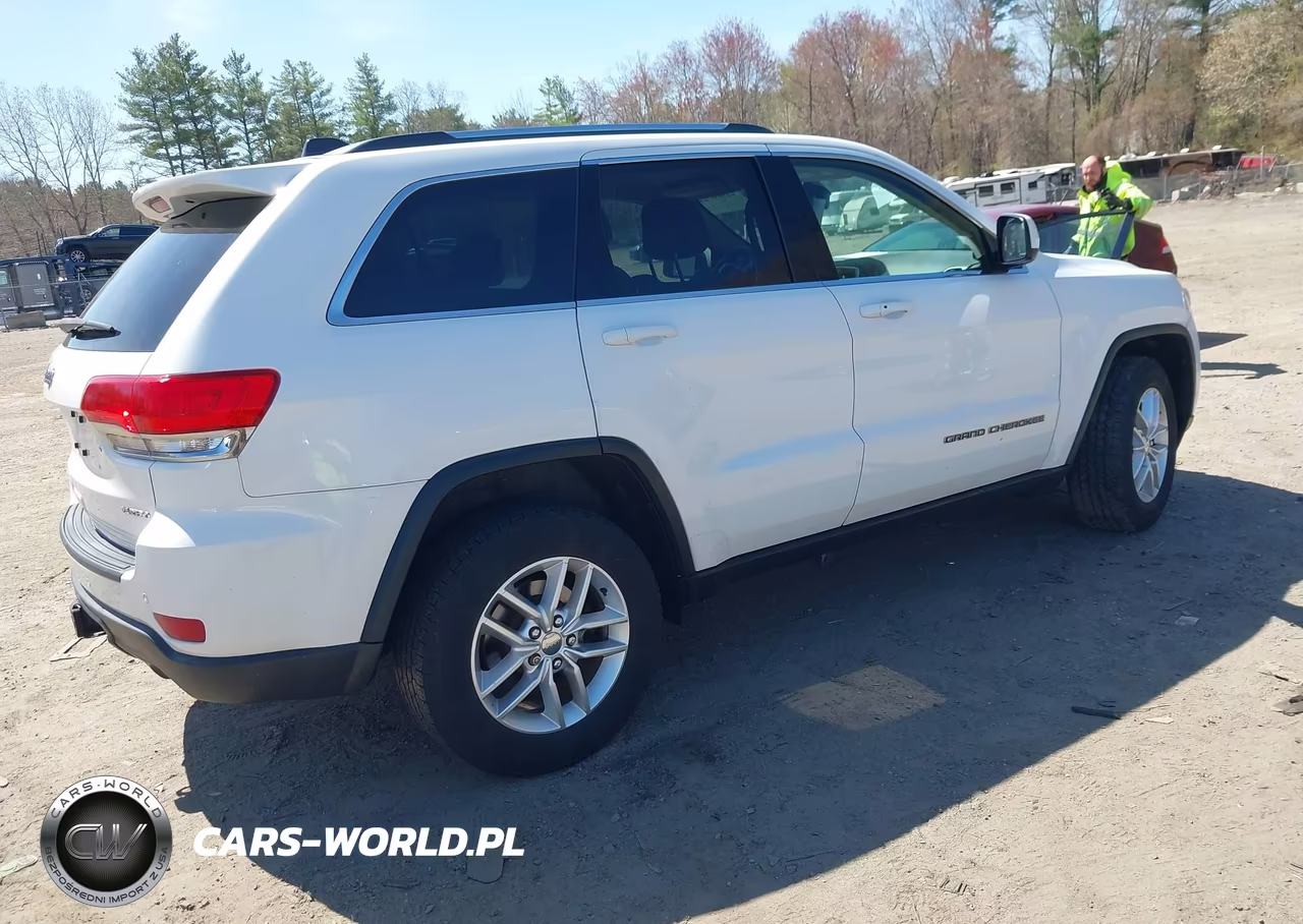 2017 Jeep Grand Cherokee Laredo 4X4 VIN:1C4RJFAG2HC651627 - 4
