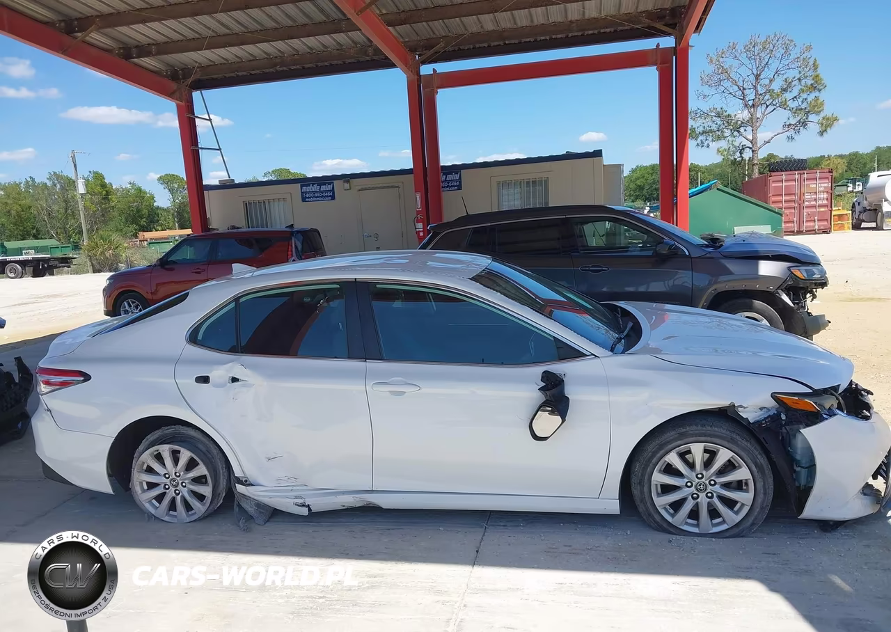 2020 Toyota Camry Le VIN:4T1C11AK6LU892912 - 13