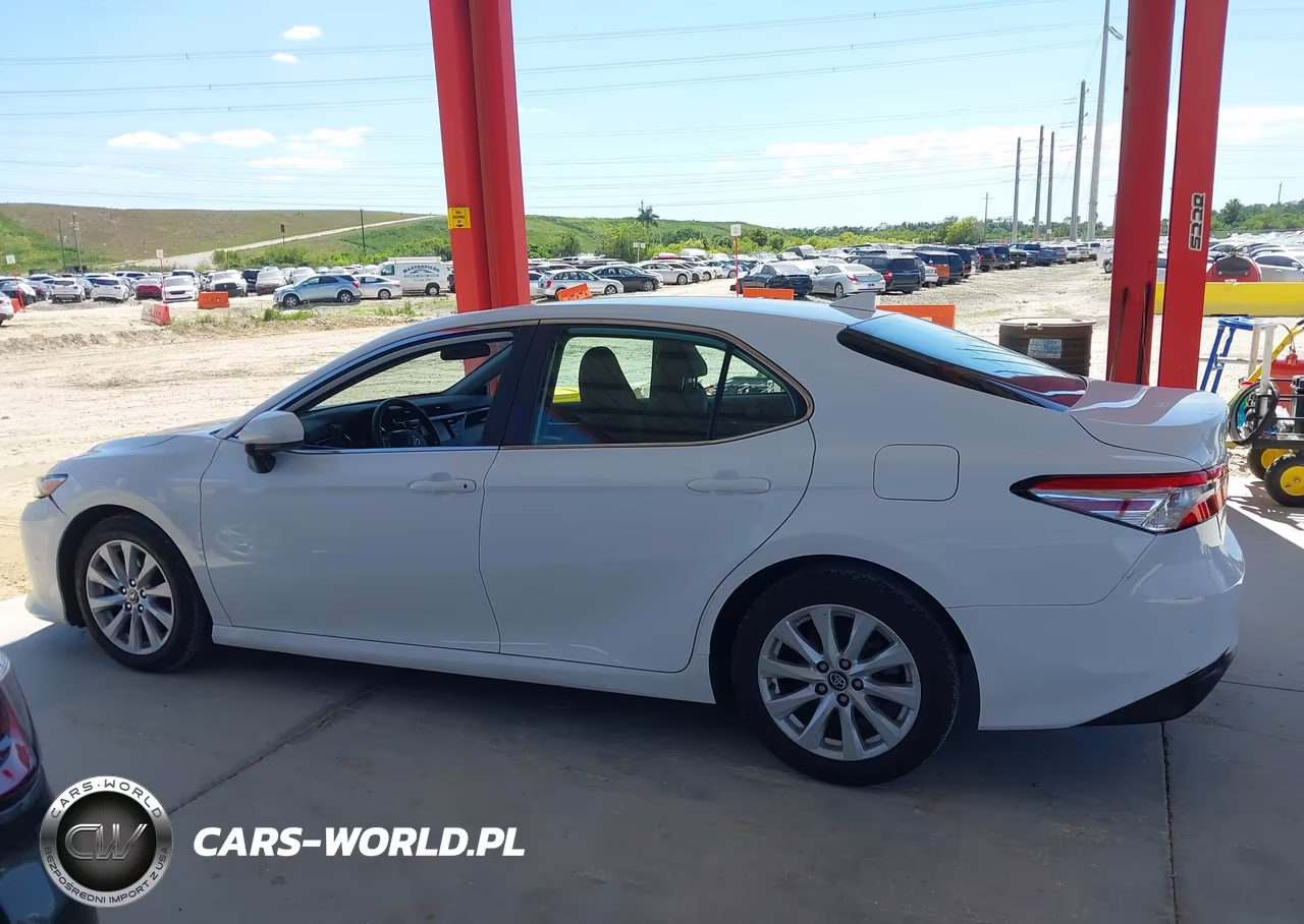 2020 Toyota Camry Le VIN:4T1C11AK6LU892912 - 14