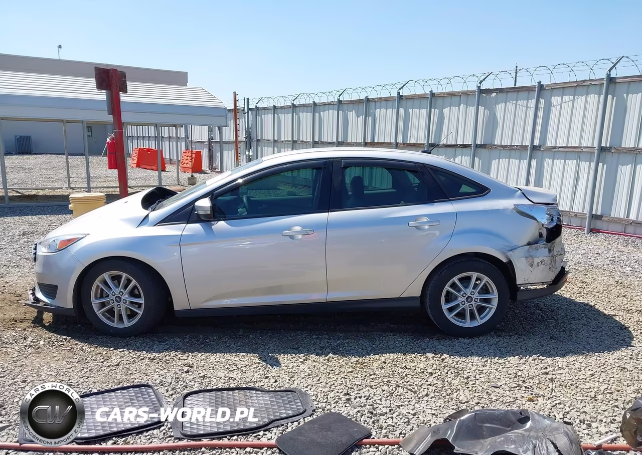 2016 Ford Focus Se VIN:1FADP3F2XGL256345 - 14