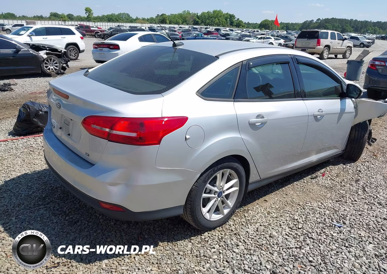 2016 Ford Focus Se VIN:1FADP3F2XGL256345 - 4