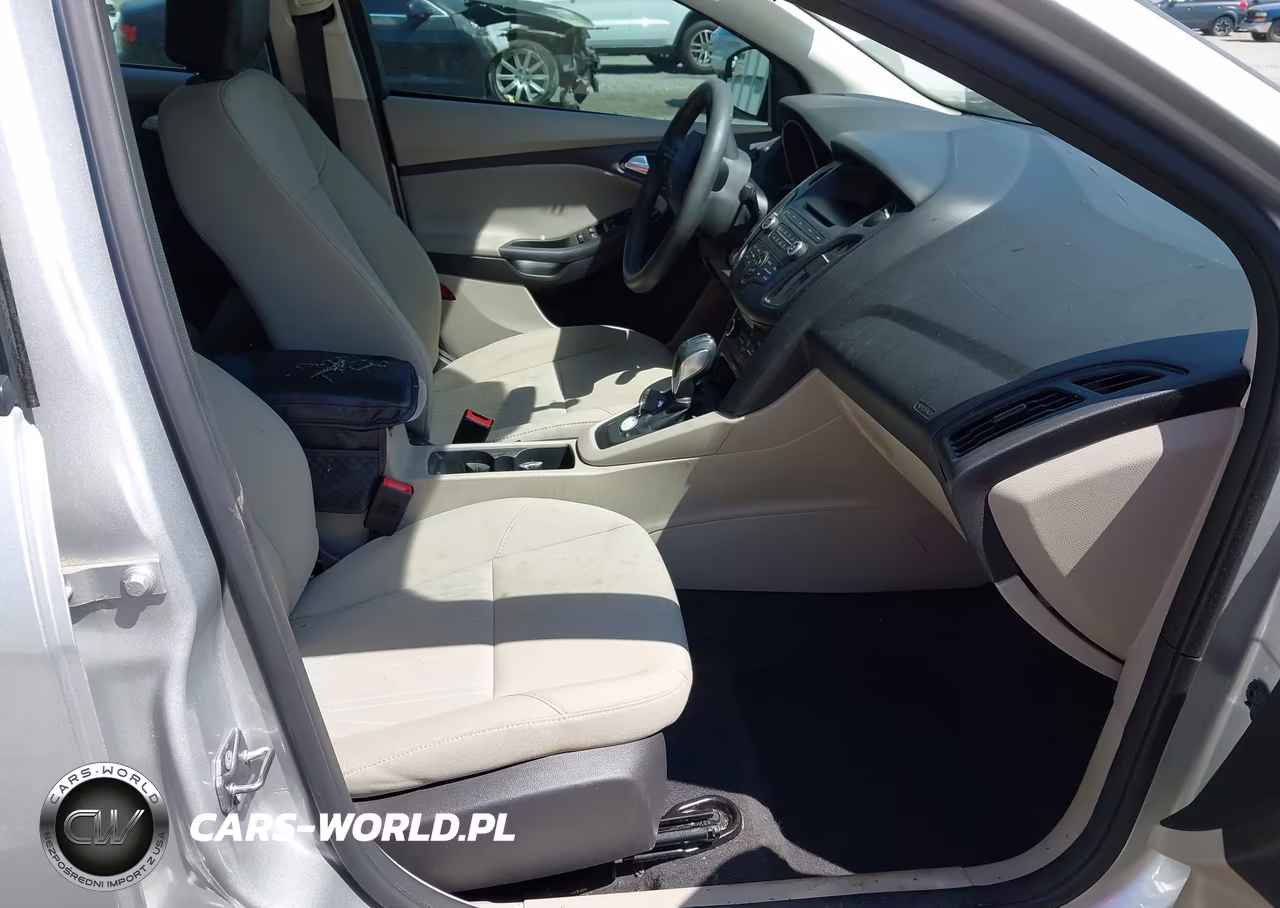 2016 Ford Focus Se VIN:1FADP3F2XGL256345 - 5