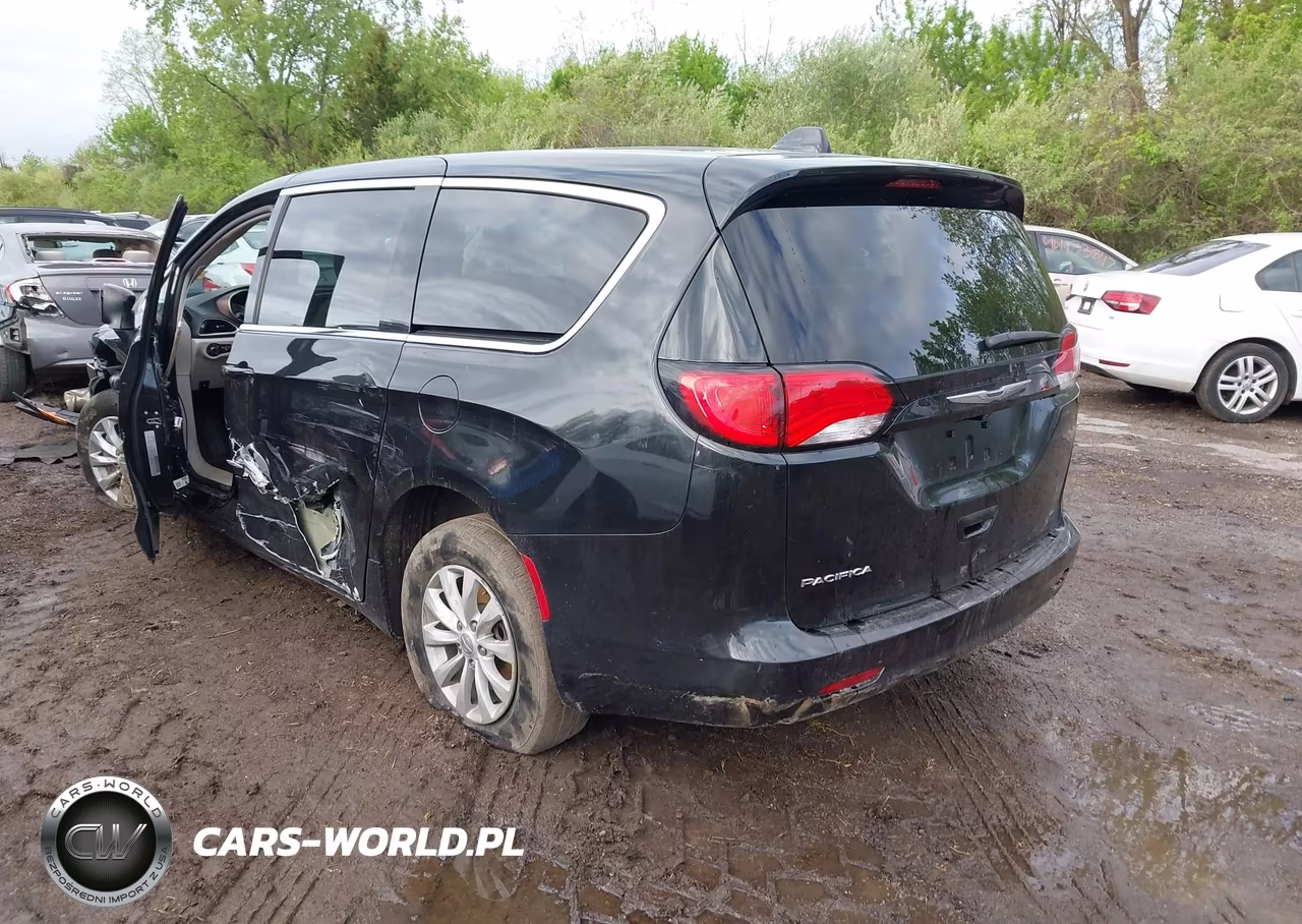 2017 Chrysler Pacifica Touring VIN:2C4RC1DG8HR635500 - 3