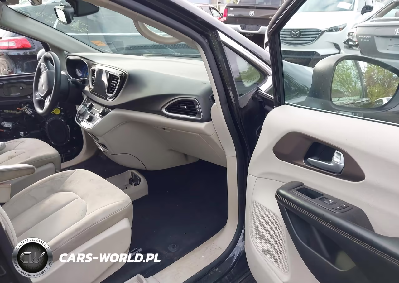 2017 Chrysler Pacifica Touring VIN:2C4RC1DG8HR635500 - 5