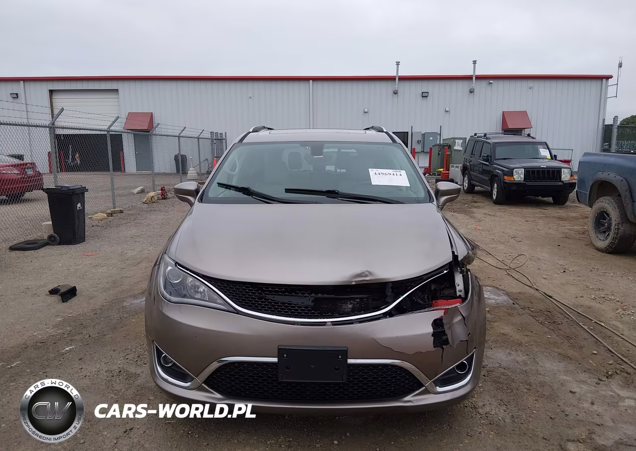 2018 Chrysler Pacifica Touring L Plus VIN:2C4RC1EGXJR271312 - 13