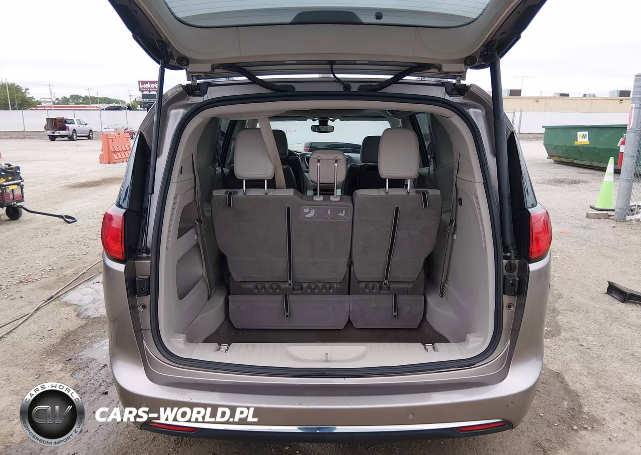 2018 Chrysler Pacifica Touring L Plus VIN:2C4RC1EGXJR271312 - 17