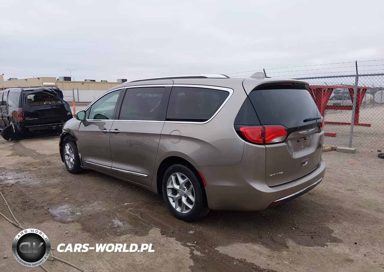 2018 Chrysler Pacifica Touring L Plus VIN:2C4RC1EGXJR271312 - 3