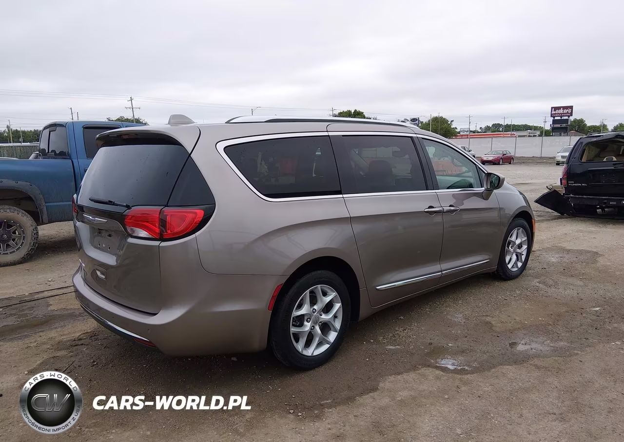 2018 Chrysler Pacifica Touring L Plus VIN:2C4RC1EGXJR271312 - 4