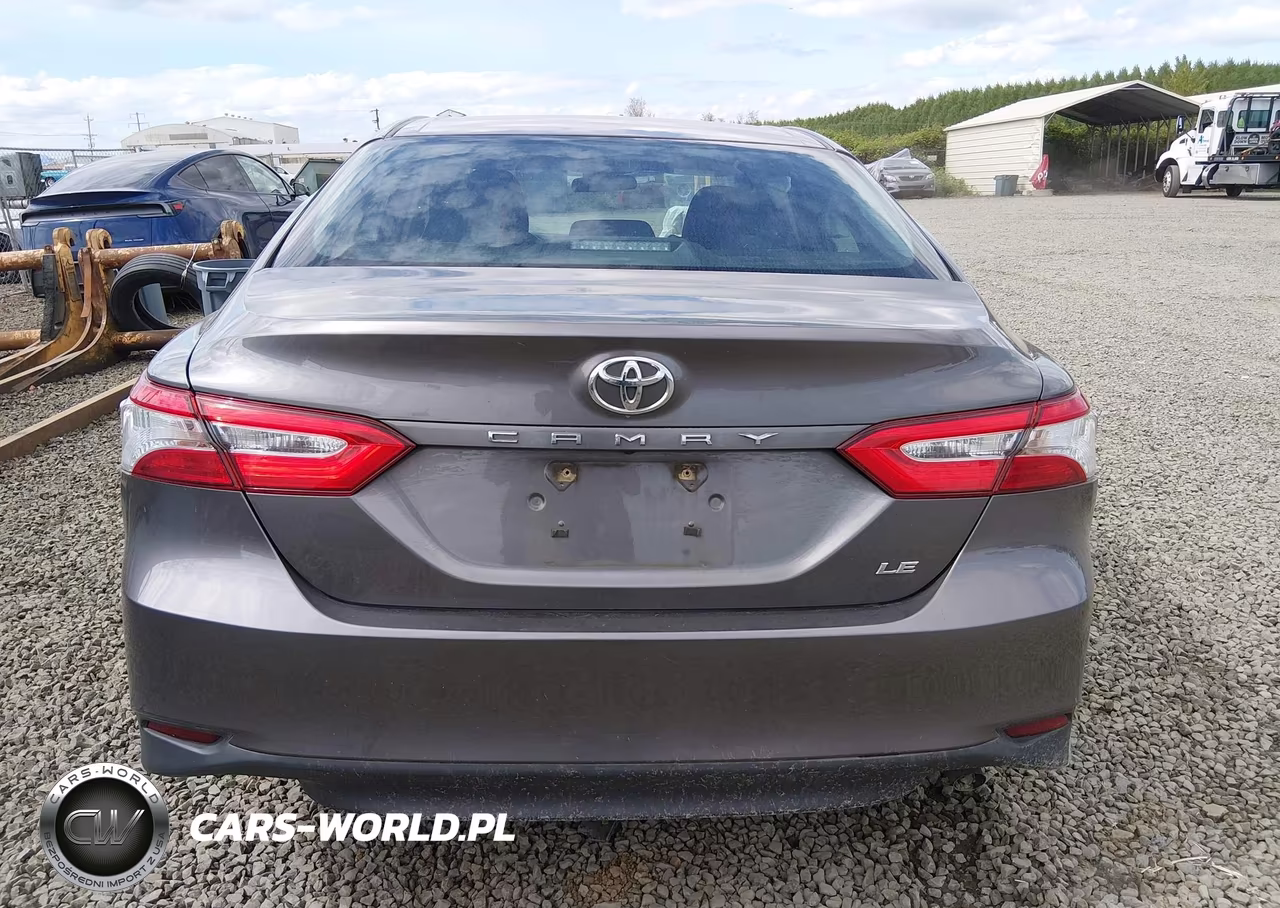 2018 Toyota Camry Le VIN:4T1B11HK9JU062570 - 17