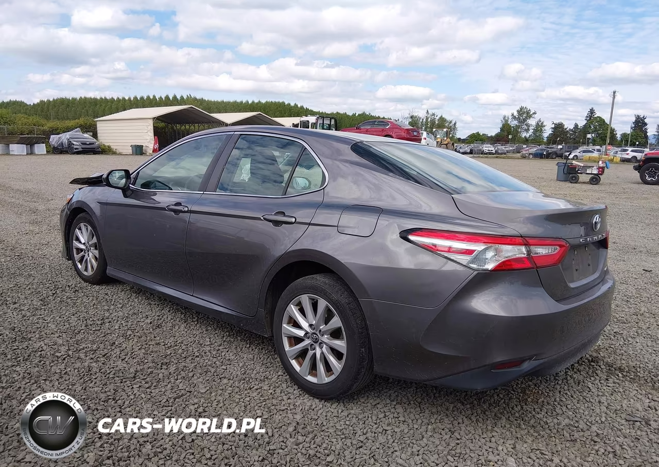 2018 Toyota Camry Le VIN:4T1B11HK9JU062570 - 3