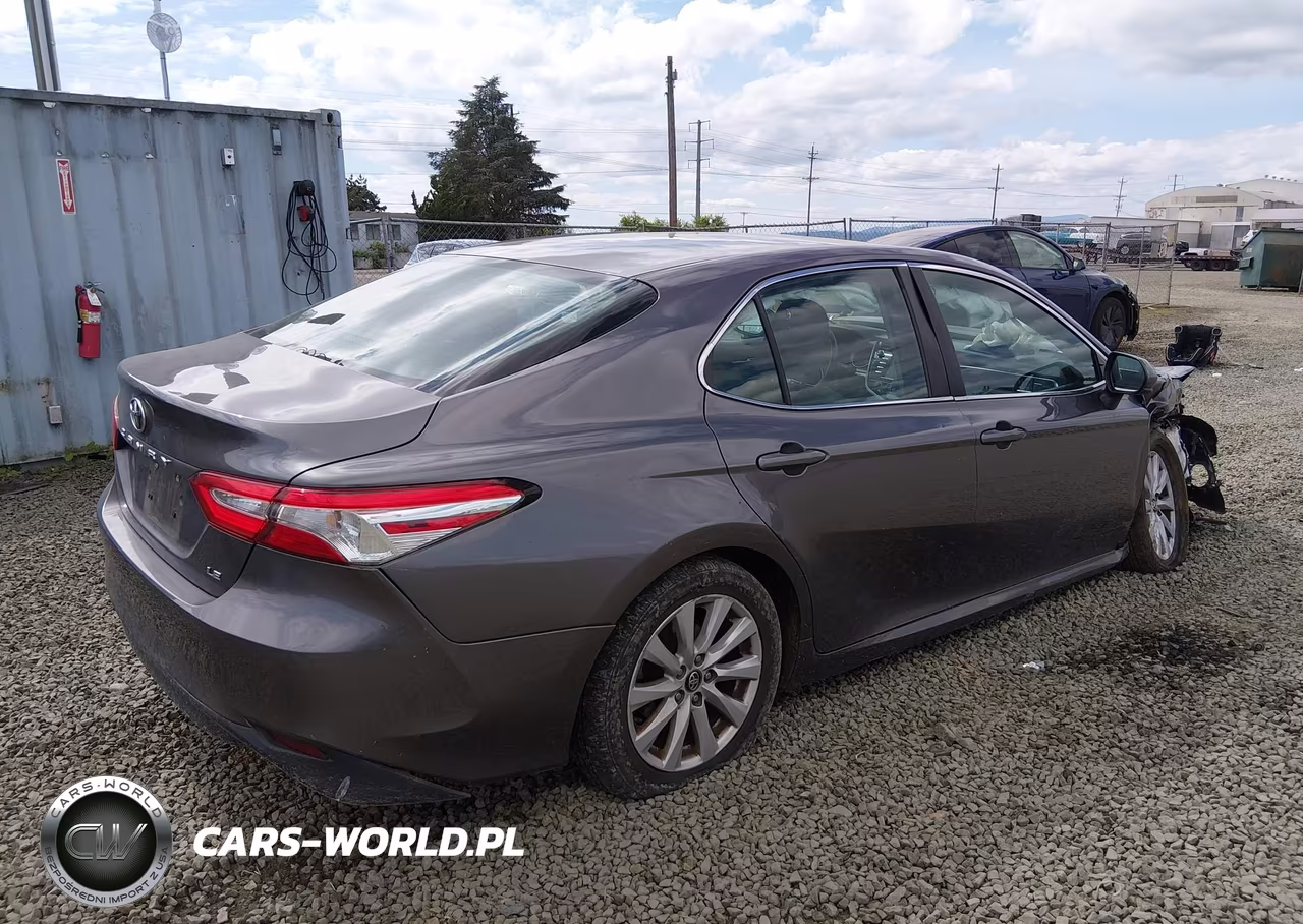 2018 Toyota Camry Le VIN:4T1B11HK9JU062570 - 4