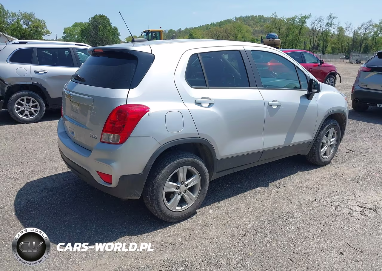 2019 Chevrolet Trax Ls VIN:3GNCJNSBXKL388776 - 4