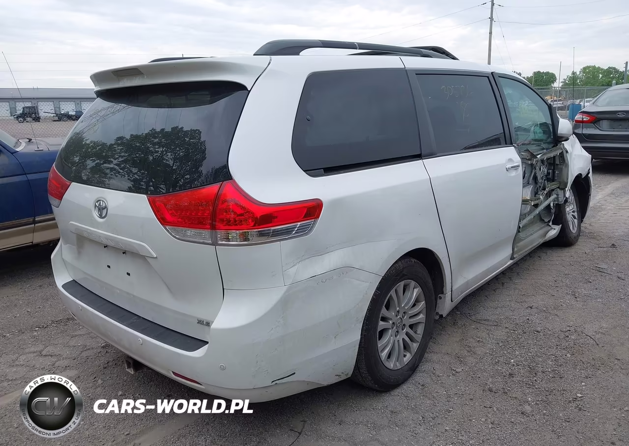 2013 Toyota Sienna Xle V6 8 Passenger VIN:5TDYK3DC8DS305736 - 4