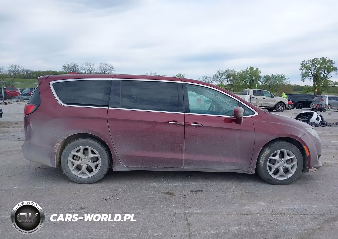 2018 Chrysler Pacifica Touring Plus VIN:2C4RC1FG3JR352540 - 13