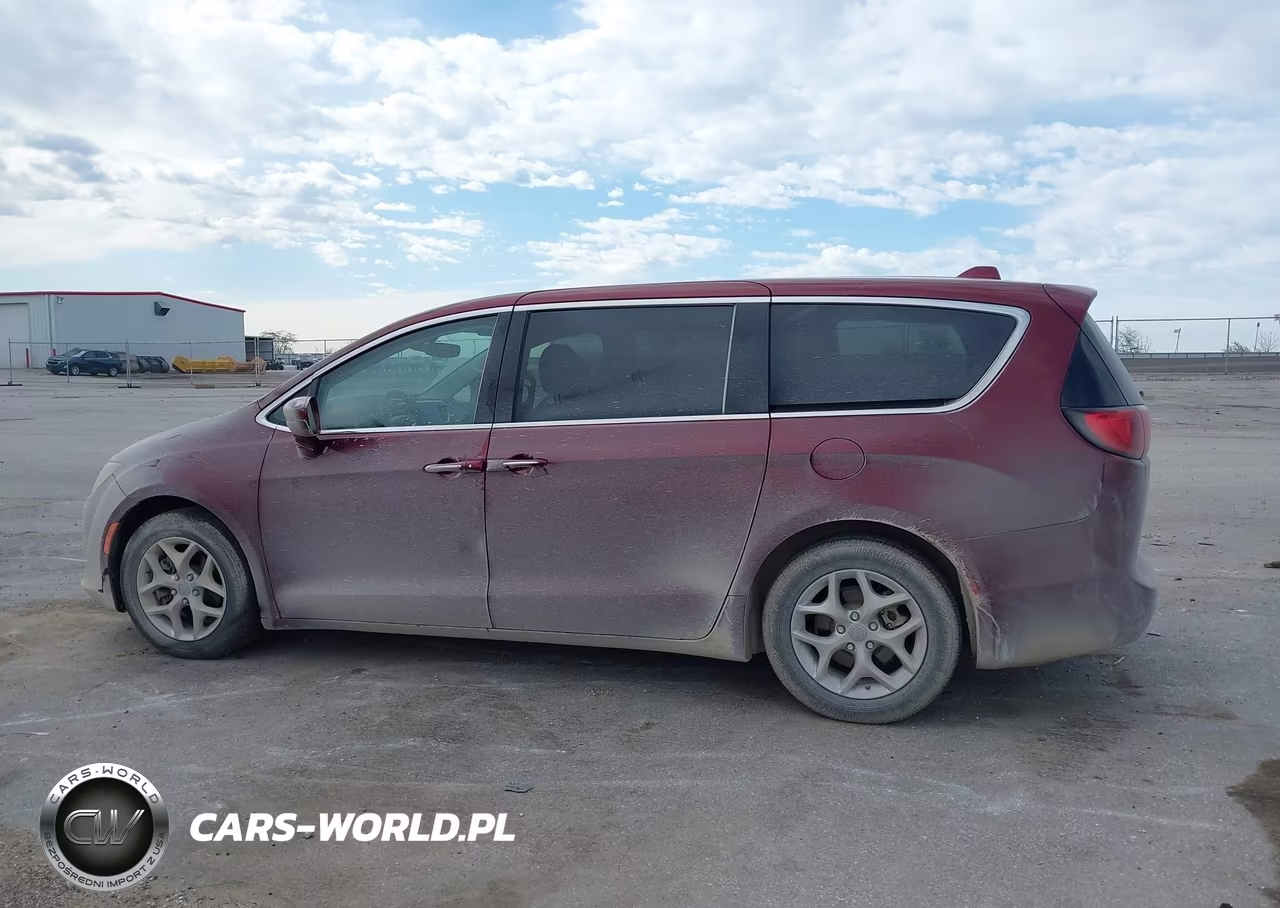2018 Chrysler Pacifica Touring Plus VIN:2C4RC1FG3JR352540 - 14
