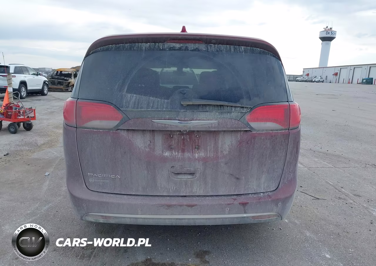 2018 Chrysler Pacifica Touring Plus VIN:2C4RC1FG3JR352540 - 16