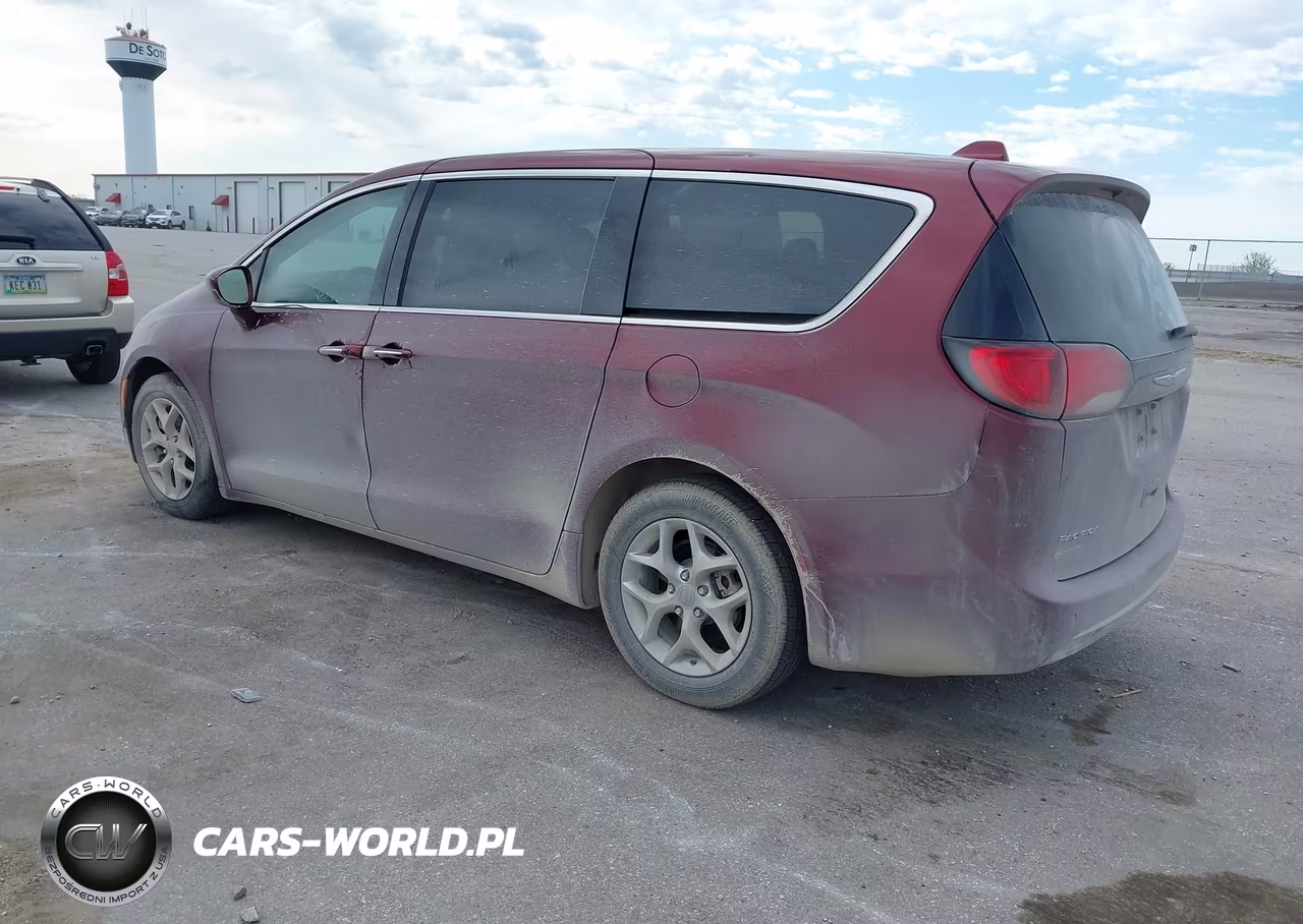 2018 Chrysler Pacifica Touring Plus VIN:2C4RC1FG3JR352540 - 3