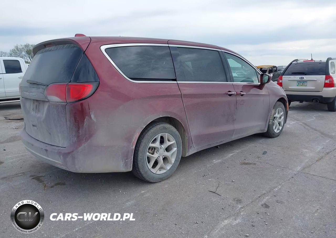 2018 Chrysler Pacifica Touring Plus VIN:2C4RC1FG3JR352540 - 4