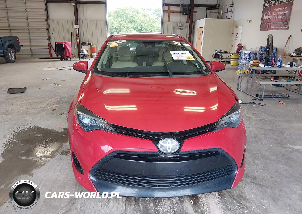 2018 Toyota Corolla Le VIN:5YFBURHE7JP744543 - 11