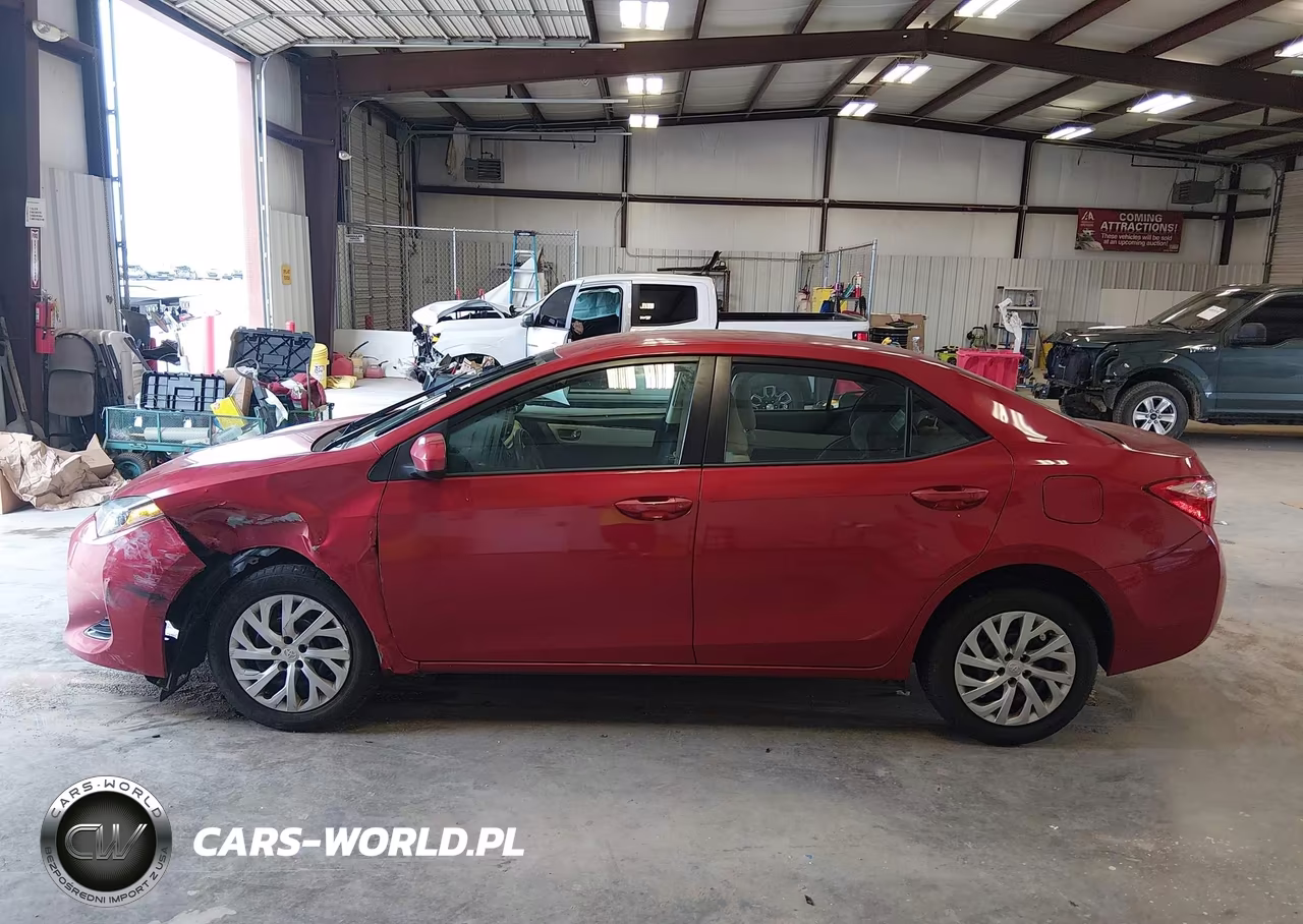 2018 Toyota Corolla Le VIN:5YFBURHE7JP744543 - 13