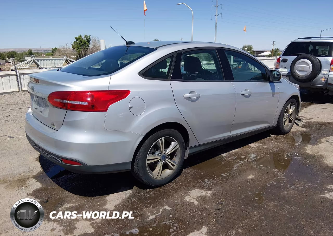 2017 Ford Focus Se VIN:1FADP3FE0HL223589 - 4