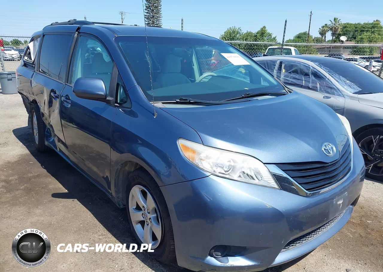 2013 Toyota Sienna Le V6 8 Passenger