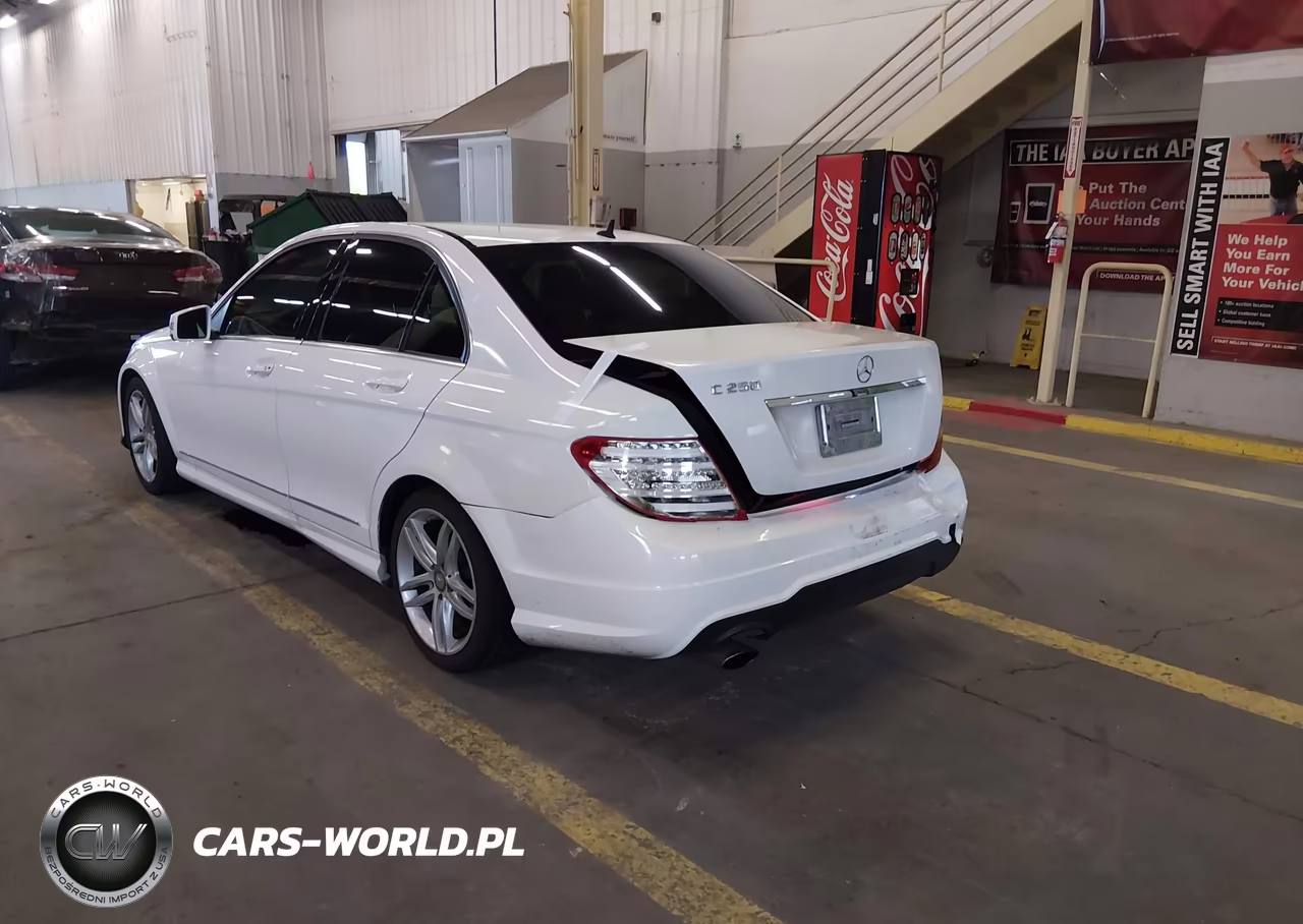 2014 Mercedes-Benz C 250 Sport VIN:WDDGF4HB7EG241066 - 3