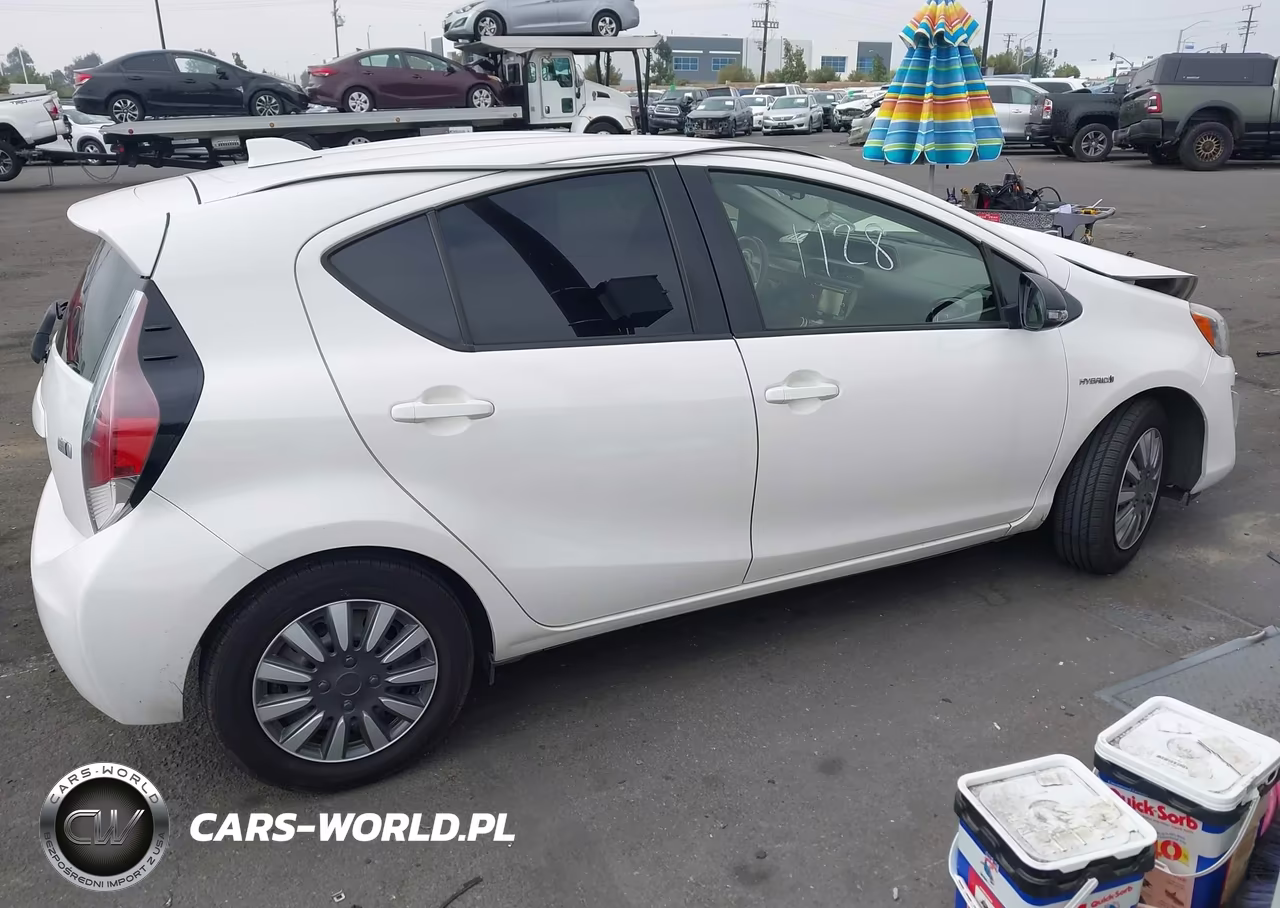 2015 Toyota Prius C Two VIN:JTDKDTB30F1577166 - 13