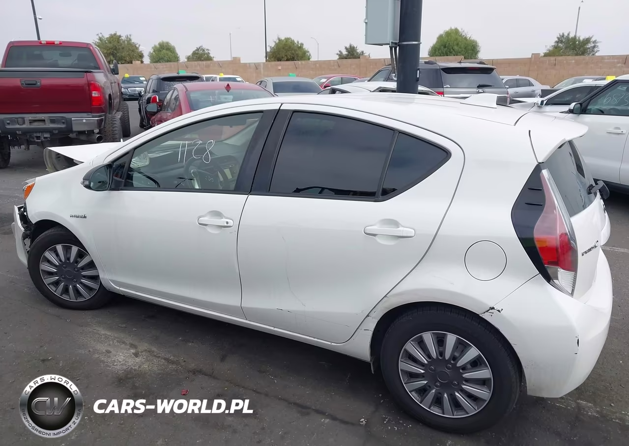 2015 Toyota Prius C Two VIN:JTDKDTB30F1577166 - 14