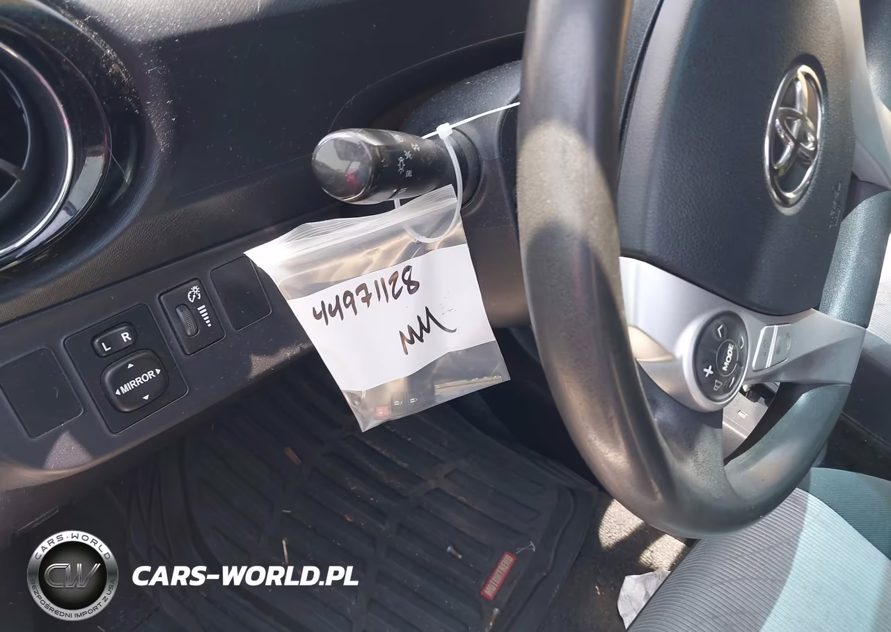 2015 Toyota Prius C Two VIN:JTDKDTB30F1577166 - 17
